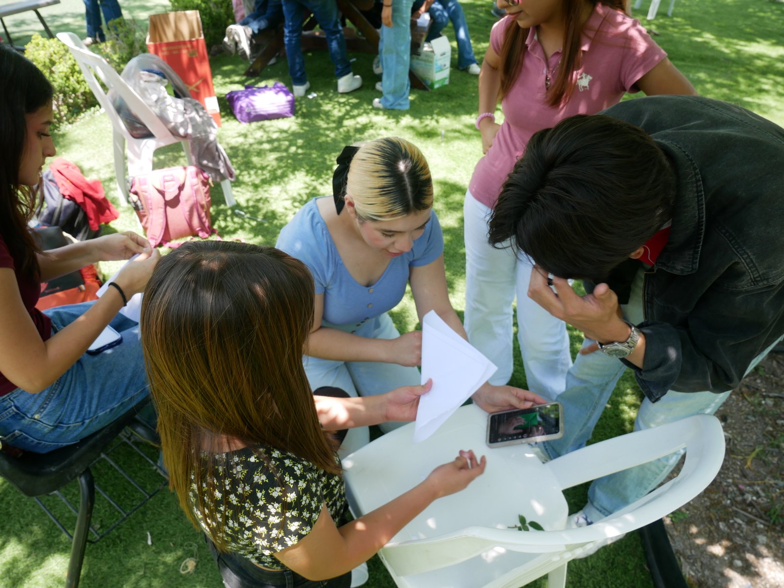 Grupo de estudiantes levantando la mano