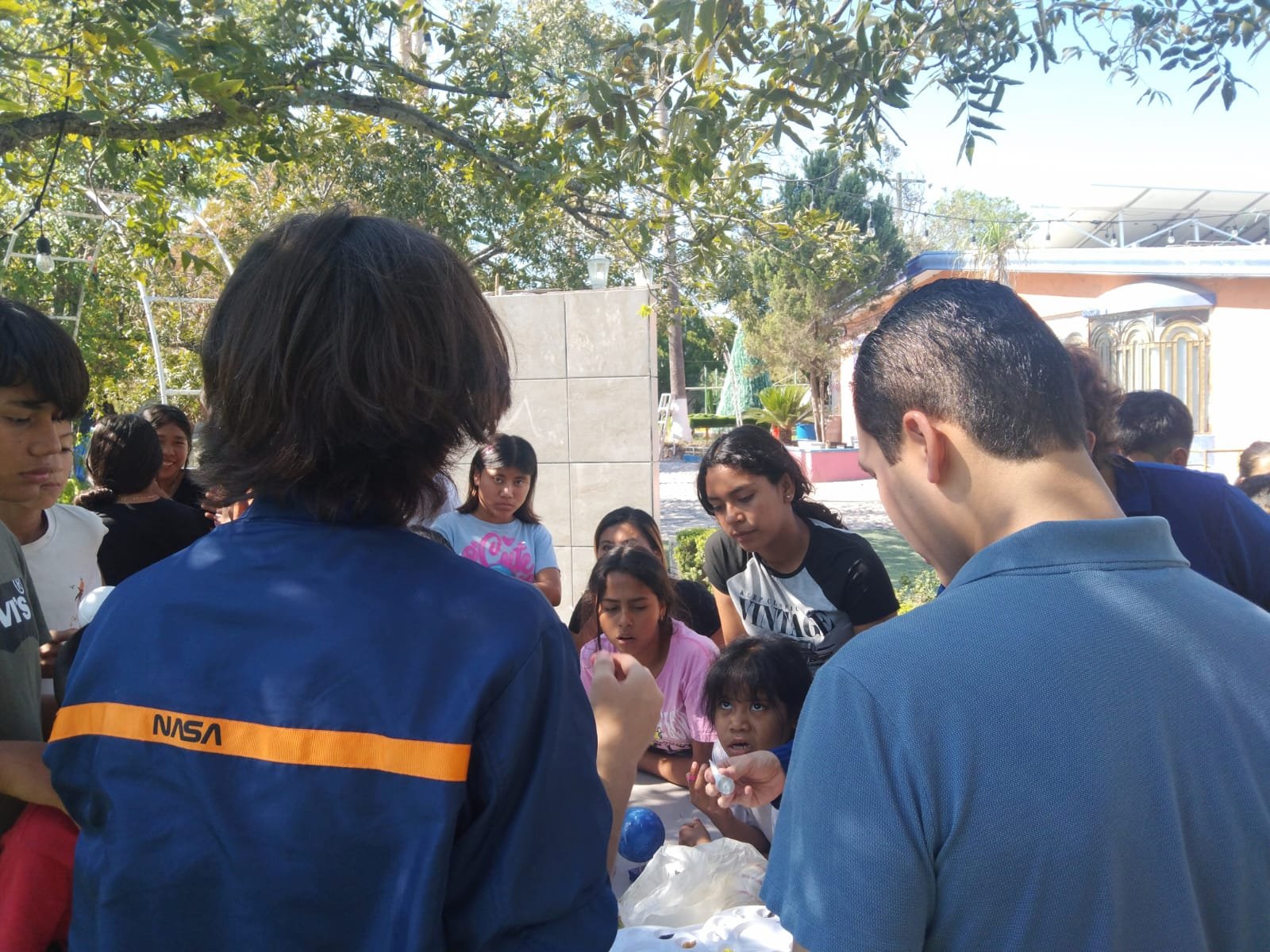 Grupo de estudiantes levantando la mano