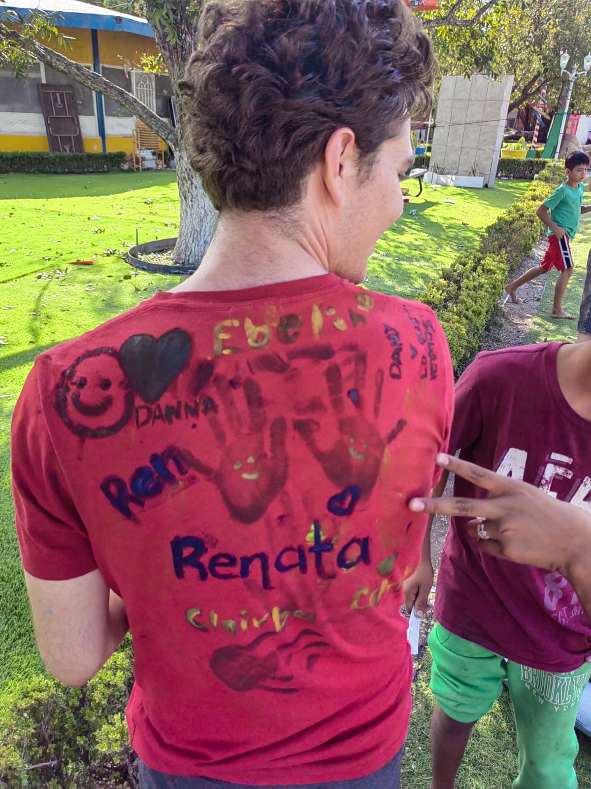 Niños aprendiendo juntos en un aula