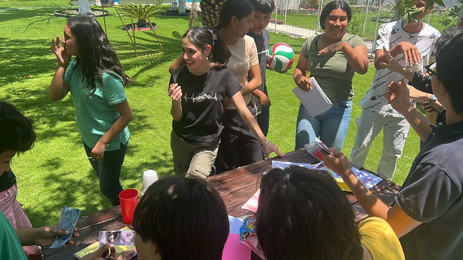 Estudiantes compartiendo un momento de aprendizaje