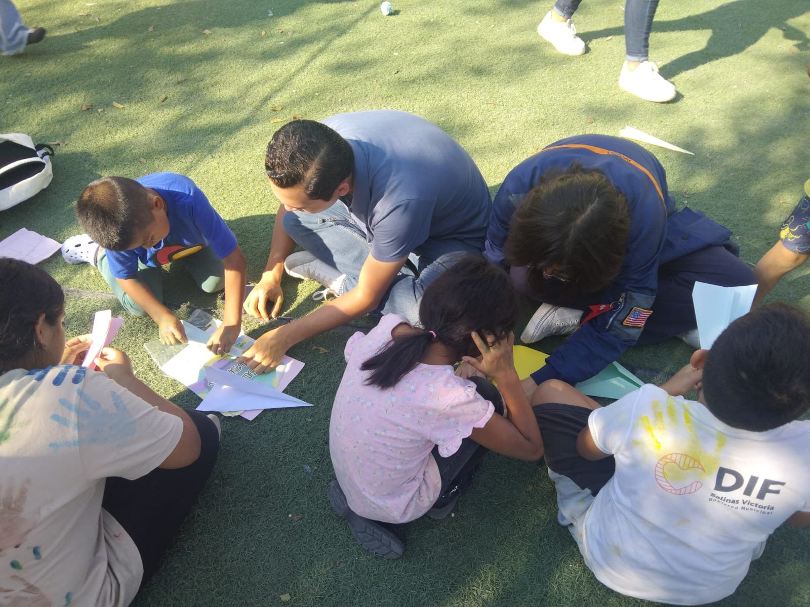 Grupo de estudiantes levantando la mano