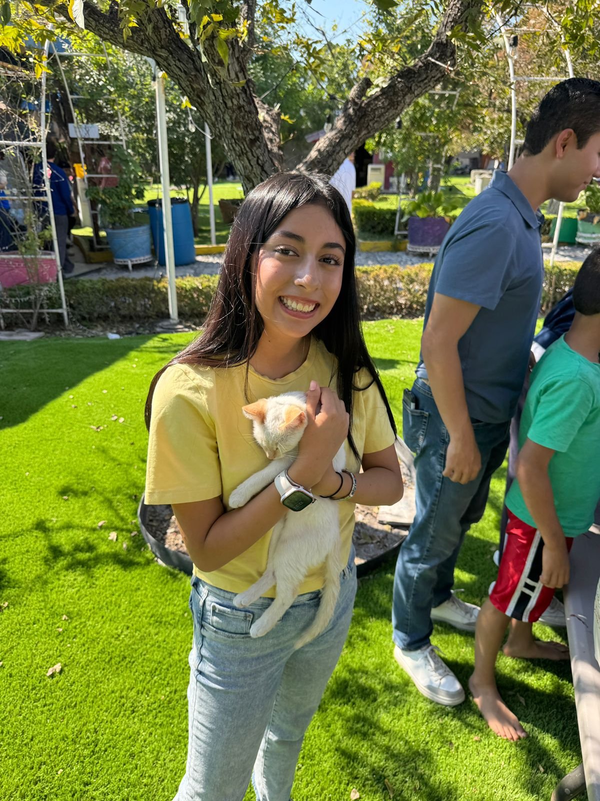 Estudiantes participando en una actividad grupal