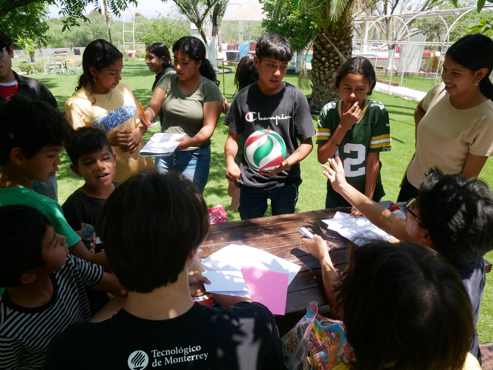Niña sonriendo mientras participa en una actividad
